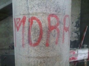 COLUMNA DE GRANITO CON GRAFFITI, SIN PROTECCIÓN PREVIA